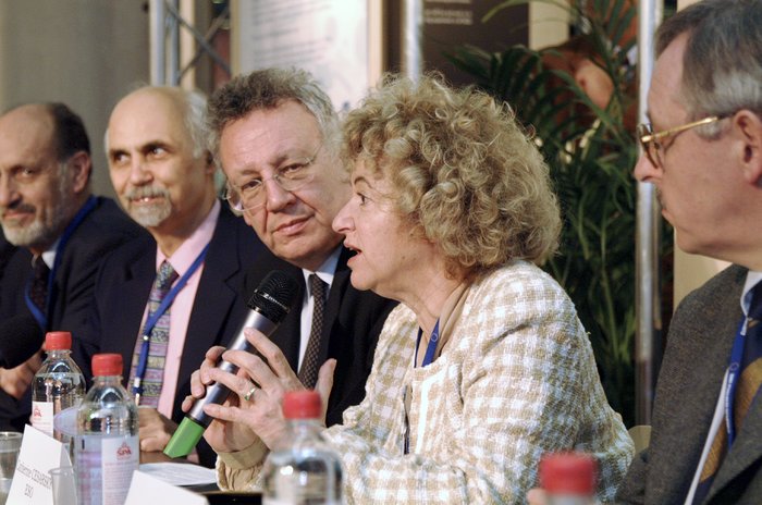 Catherine Cesarsky addressing press at EIROforum