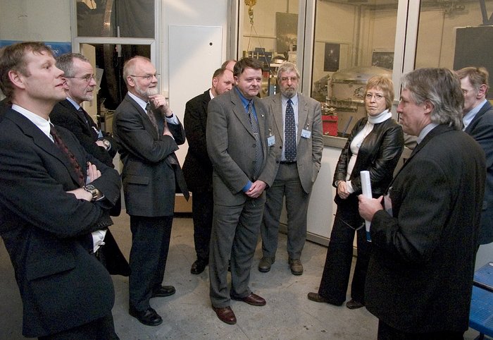 Claus Madsen guiding Danish industrialists through ESO HQ laboratories