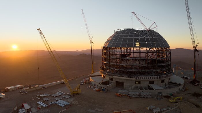 Imagem de drone da construção da cúpula do ELT