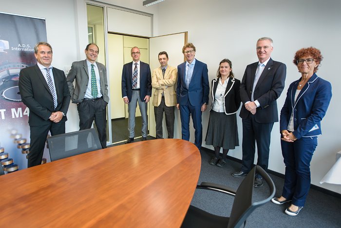 Contract signing for M4 adaptive mirror unit