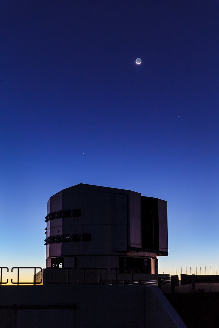 Lunar earthshine