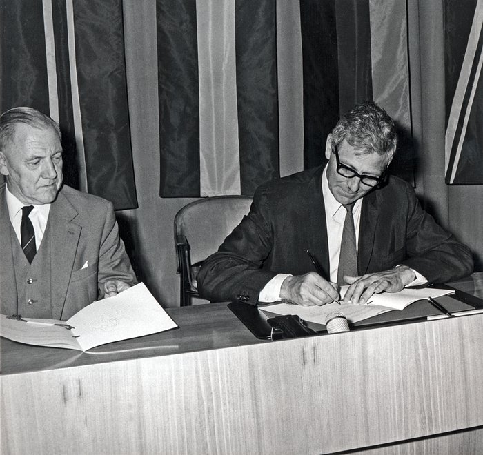 Signing the ESO CERN contract for collaboration