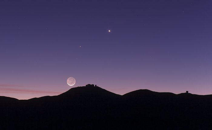 La Luna creciente poniéndose sobre el Observatorio Paranal de ESO