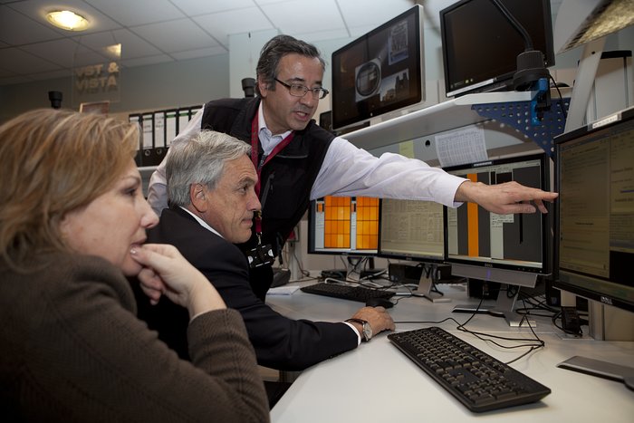 O Presidente do Chile Sebastián Piñera e a sua esposa, Cecilia Morel, na sala de controle do Paranal