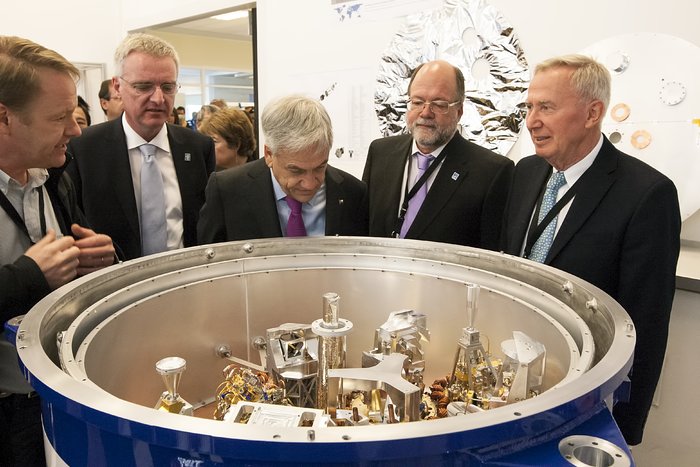 Presidente Piñera inspecciona hardware do ALMA