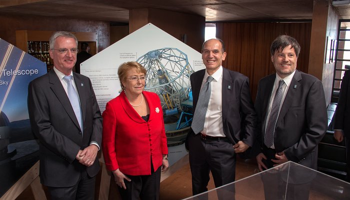 De president van Chili, Michelle Bachelet Jeria, woont de ceremonie rond de eerstesteenlegging van de ELT bij