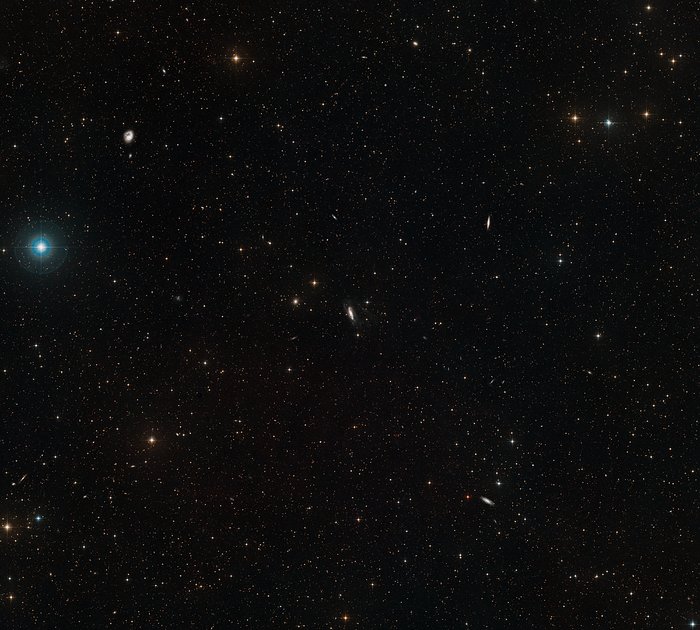 Imagem de grande angular do céu em torno da galáxia em espiral NGC 3981