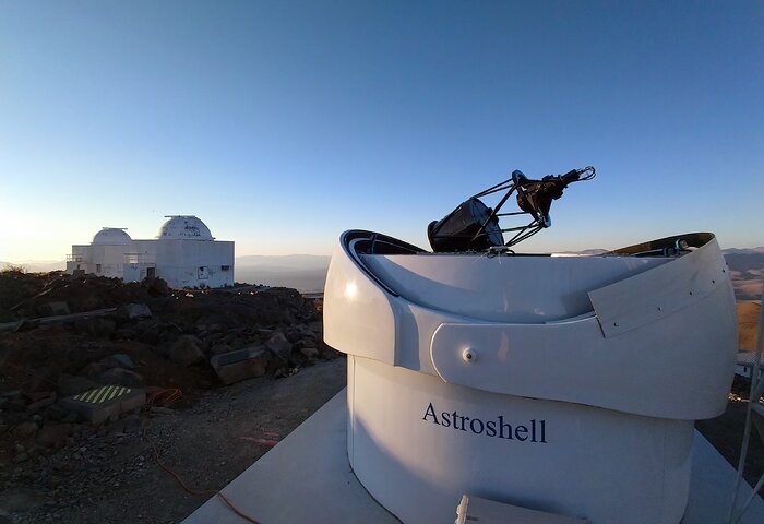 O Telescópio de Teste 2 com outros telescópios de La Silla ao fundo