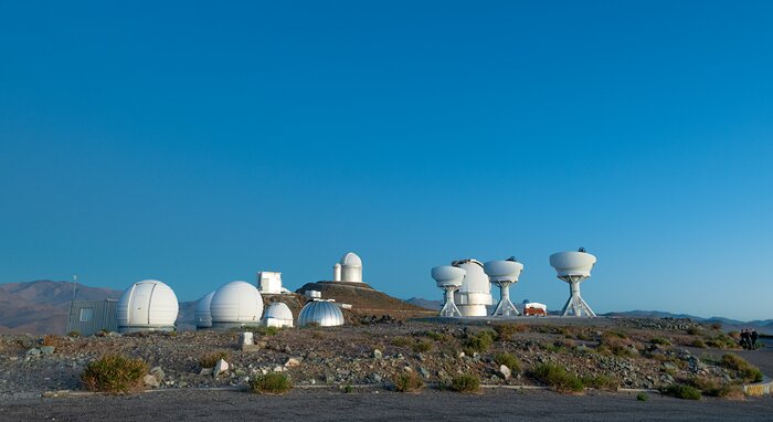 De BlackGEM-telescopen op La Silla bij daglicht