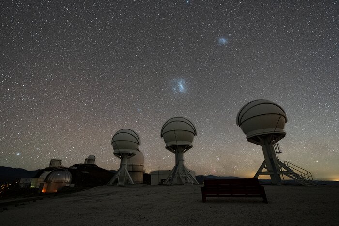 Una vista nocturna del conjunto BlackGEM en el Observatorio La Silla de ESO