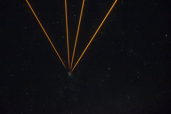 Umělé hvězdy vytvořené lasery, když VLTI mířilo na mlhovinu Tarantule