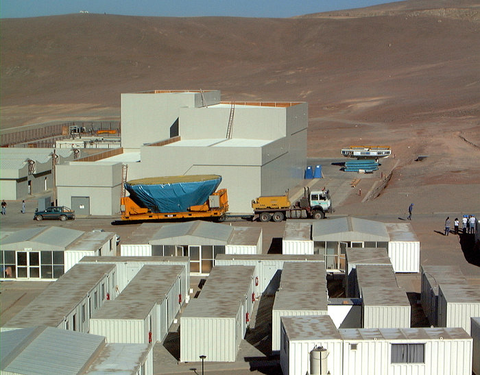 Mirror installed on first VLT Unit Telescope