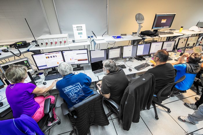 Hard At Work In The Vlt Control Room Eso Deutschland