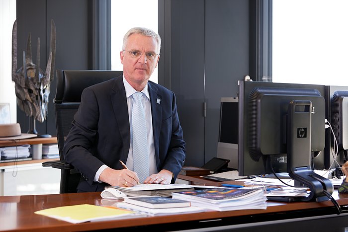 ESO DG Tim de Zeeuw in his office