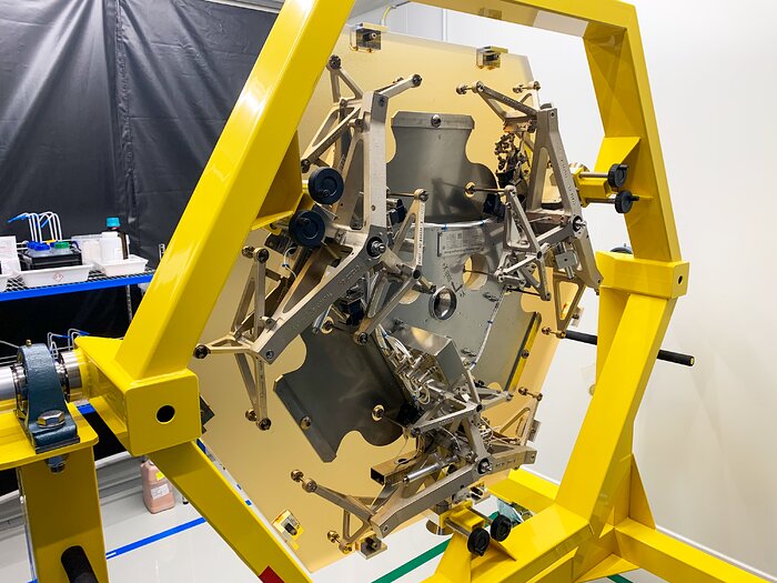 Assemblage d'un segment du miroir M1 de l'ELT lors de l'inspection finale