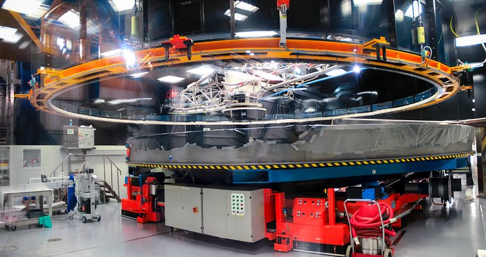 Mirror maintenance at Paranal