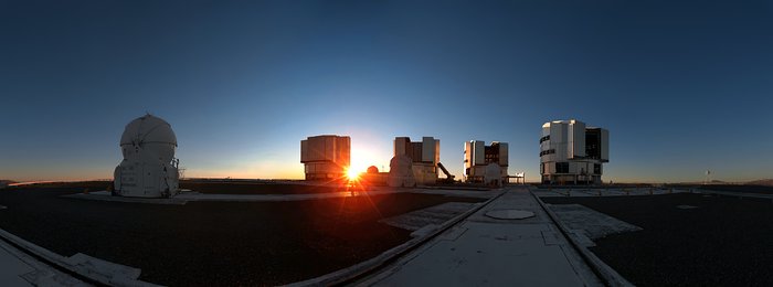 El Sol se Asoma Encima de Paranal