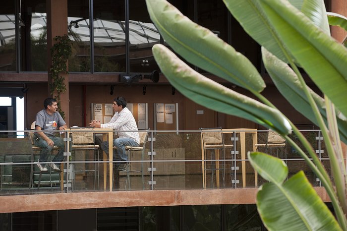 People talking at Paranal's Residencia