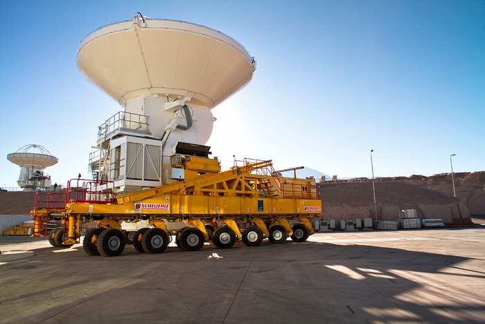 Una antena de ALMA en movimiento