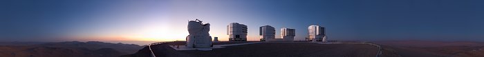 Die Nacht senkt sich über den Paranal