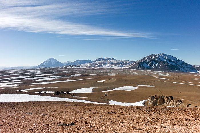 ALMA sovrastato dalle vette montuose