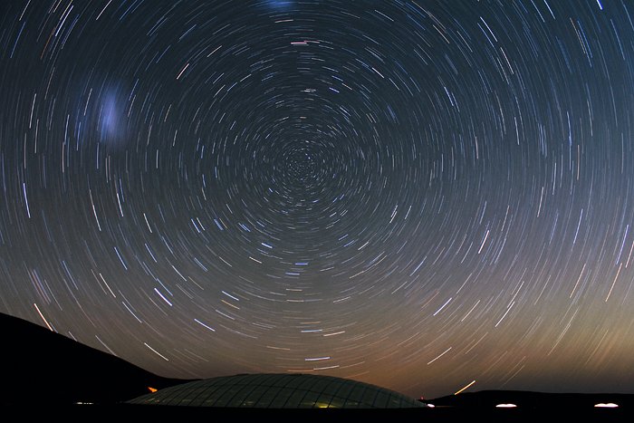 Rastos de estrelas por cima da Residência no Cerro Paranal