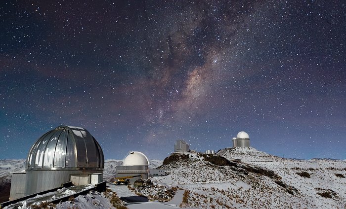 Een glinsterende melkweg boven een besneeuwd La Silla