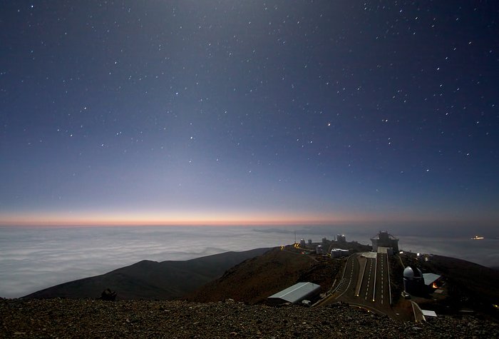 Måneskin og zodiakallys over La Silla