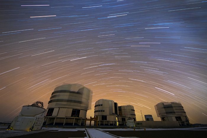 Ein Strom von Sternen über dem Paranal