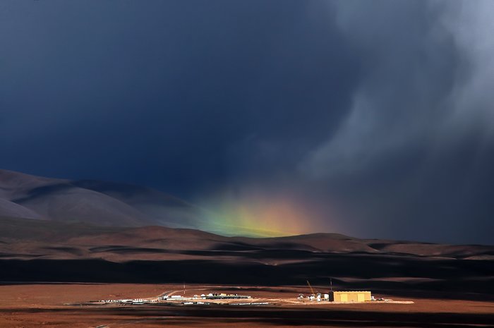 Een regenboog aan de horizon