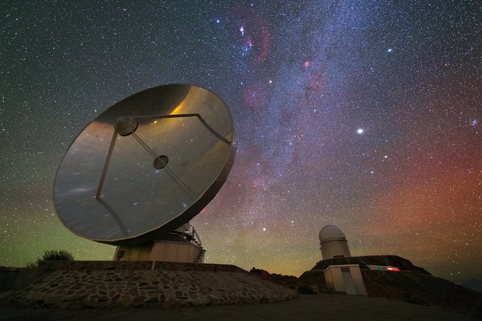 Opalizujący nocny krajobraz nad La Silla