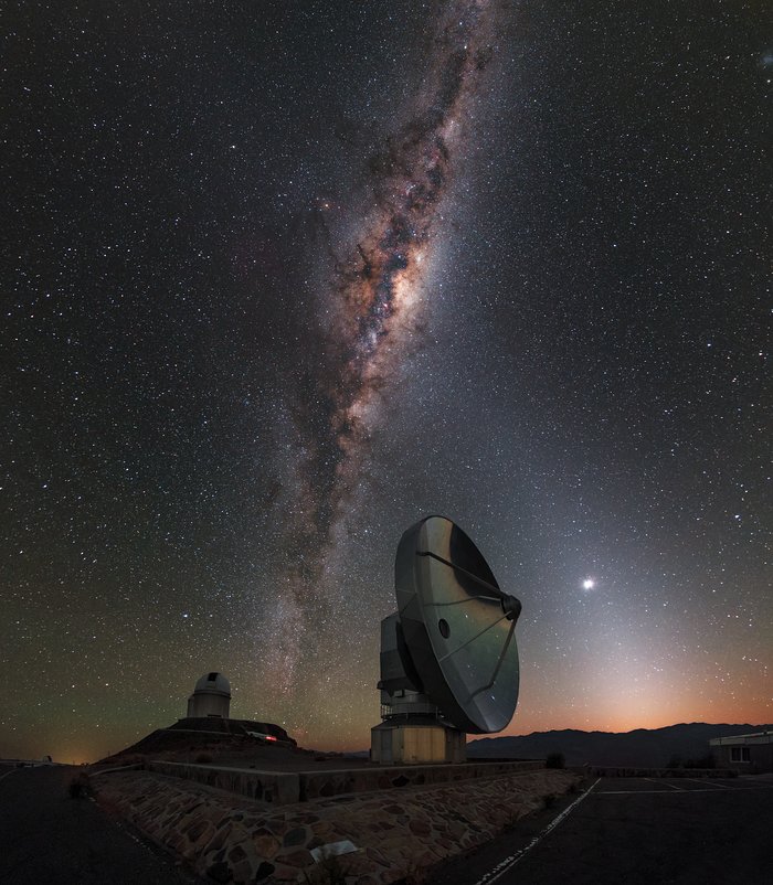 La Silla bacia all'alba la Via lattea