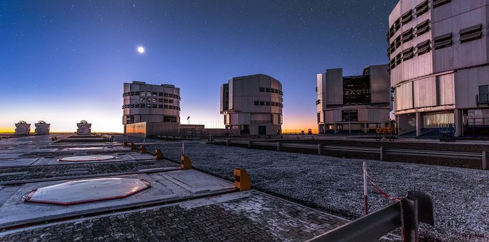 Rondleiding op Paranal bij schemerlicht