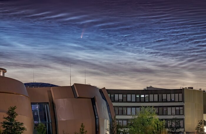 Cometa NEOWISE observado no céu por cima da Sede do ESO