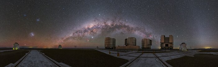 Um arco-íris cósmico sobre o VLT