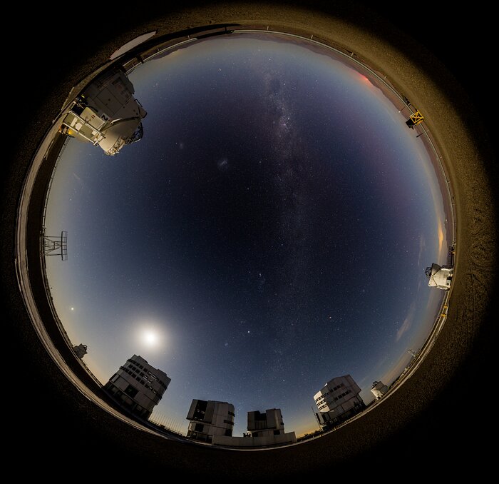 A planetary party portrait above Paranal
