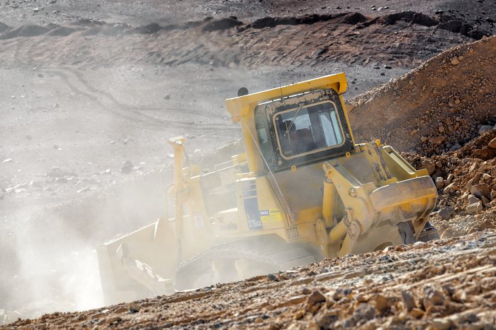 Excavadora en la pendiente de Cerro Armazones