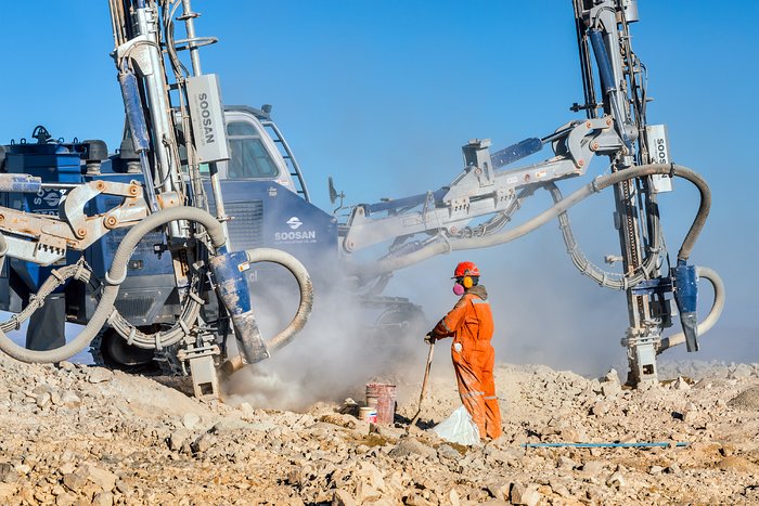 Un trabajador y la perforadora