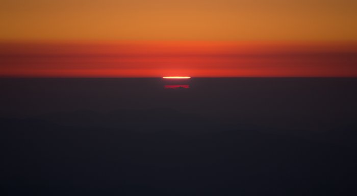 Curious distortion of the Sun light over the Pacific Ocean