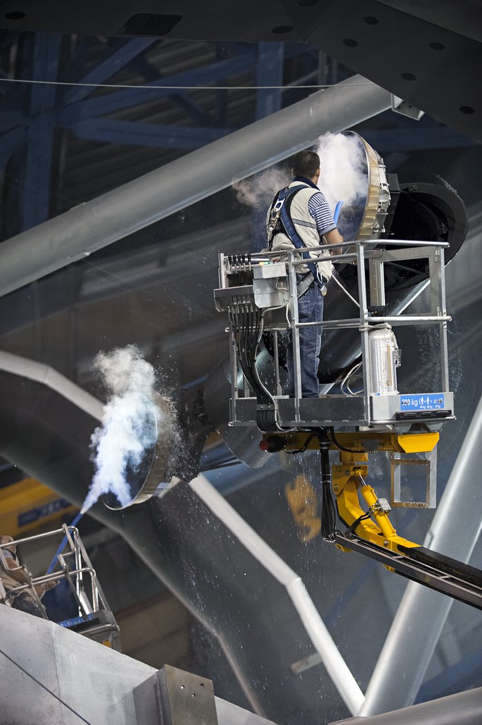 Paranal mirror cleaning