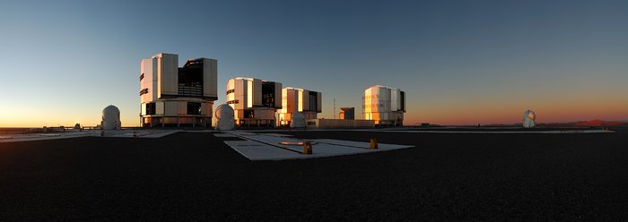 Panorama du coucher du soleil au-dessus de Paranal