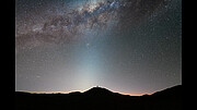 Zeitrafferaufnahme von Satelliten über dem Extremely Large Telescope der ESO