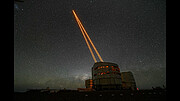 Zeitrafferaufnahme von Satelliten über dem Very Large Telescope der ESO