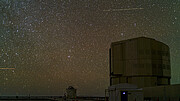 Zeitrafferaufnahme von Satelliten über dem Very Large Telescope der ESO